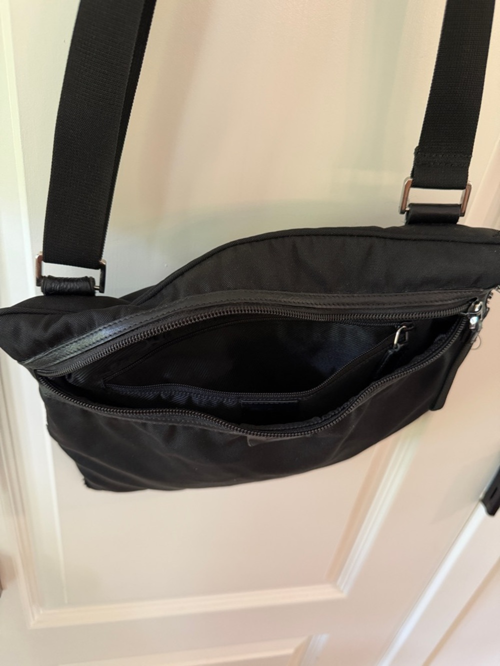 Authentic Gucci Nylon/Leather Messenger Shoulder Bag•Black•DAMAGED•See photos - Picture 12 of 15